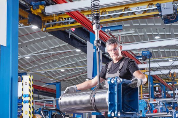 Pneumatic manipulator providing zero gravity lifting EV battery assembly for safe and precise handling of heavy battery modules