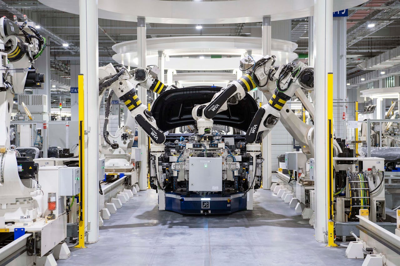 Pneumatic automotive manipulator handling engine block on assembly line - Thema North America